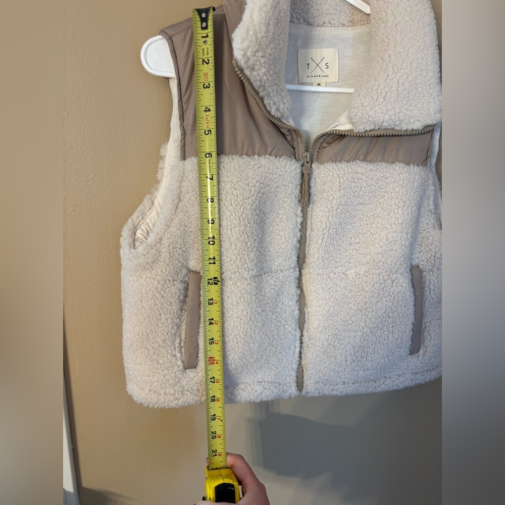 Thread & Supply Women’s Sherpa vest Medium - Picture 12 of 13
